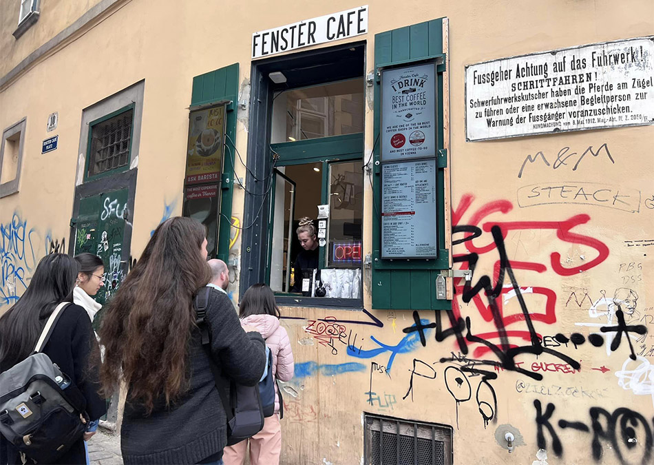 fenster cafe graffiti